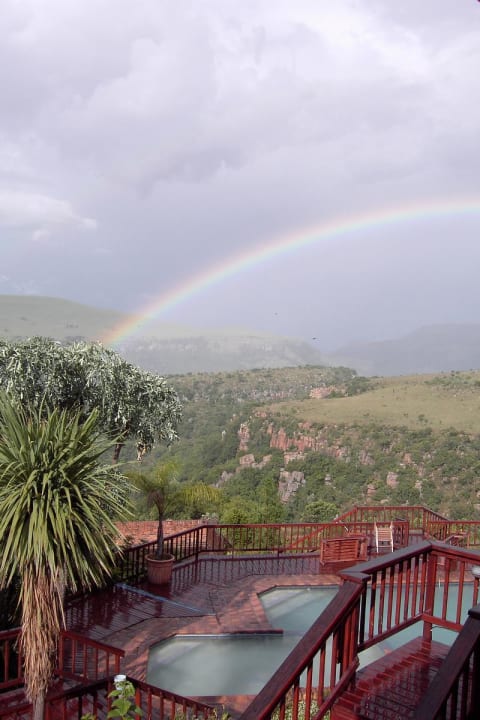 Ausblick mit Regenbogen Guesthouse Acra-Retreat Mountain View