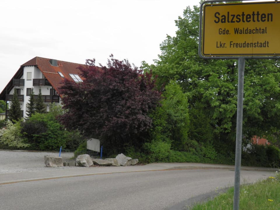 Aussenansicht vom Ortsschild aus Vital- und Wellnesshotel Albblick