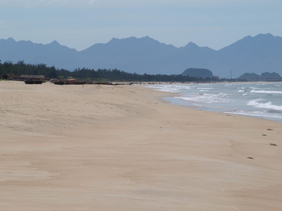 Hotelstrand ; Blick Richtung Da Nang Four Seasons The Nam Hai, Hoi An, Vietnam