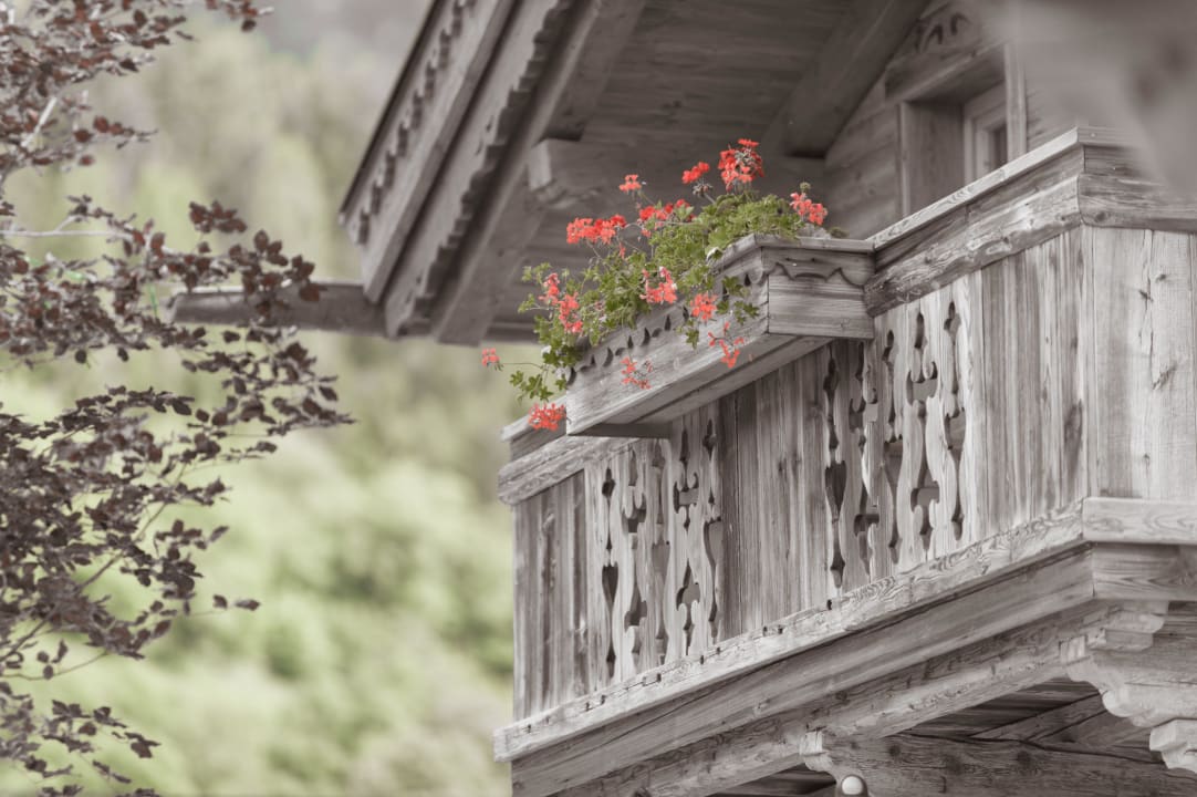 Alle Chalets sind im Tiroler Altholzstil Hüttendorf Ladizium