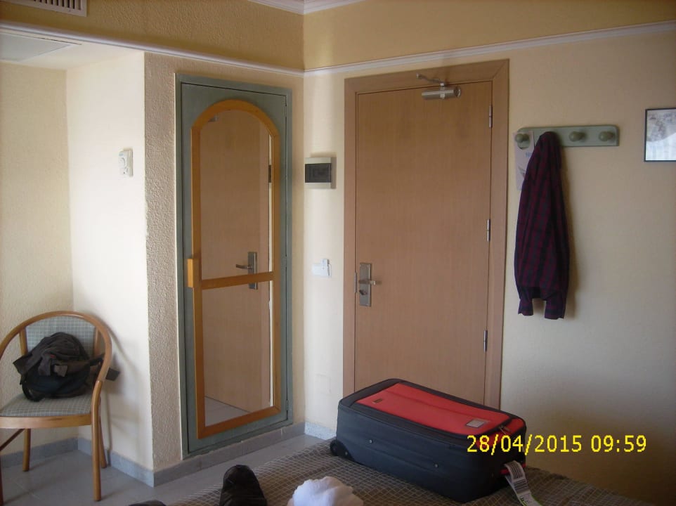 Blick zum Kleiderschrank Grupotel Orient