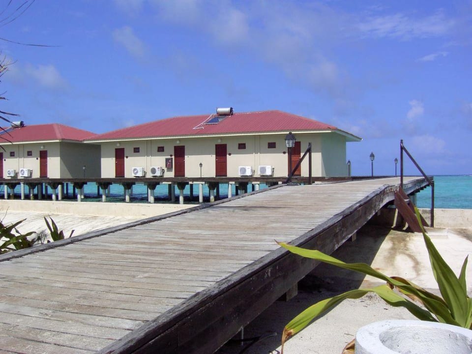 Steg zum Wasserbungi Summer Island Maldives