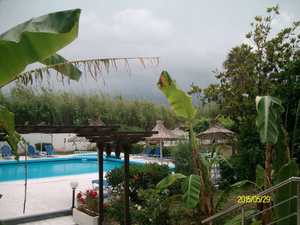 Ein Gewitter zieht über die Berge heran Costa Angela Seaside Resort