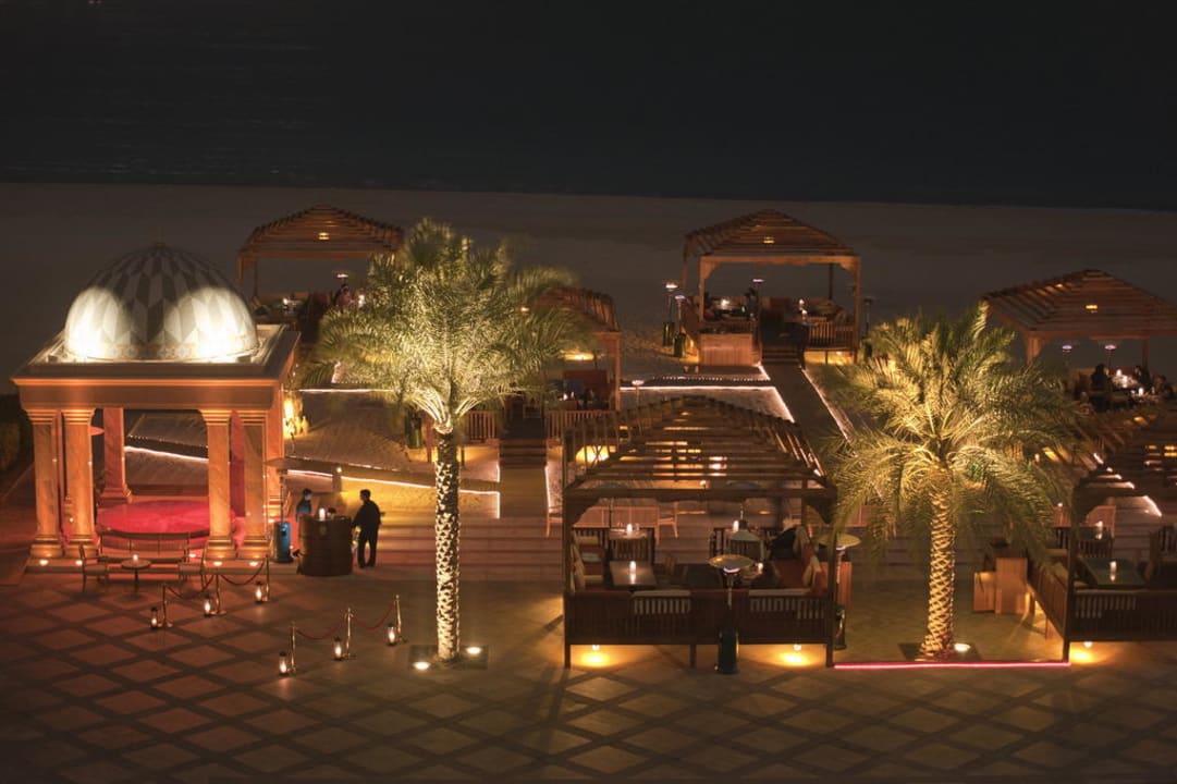 Grillrestaurant am Strand bei Nacht Emirates Palace Mandarin Oriental