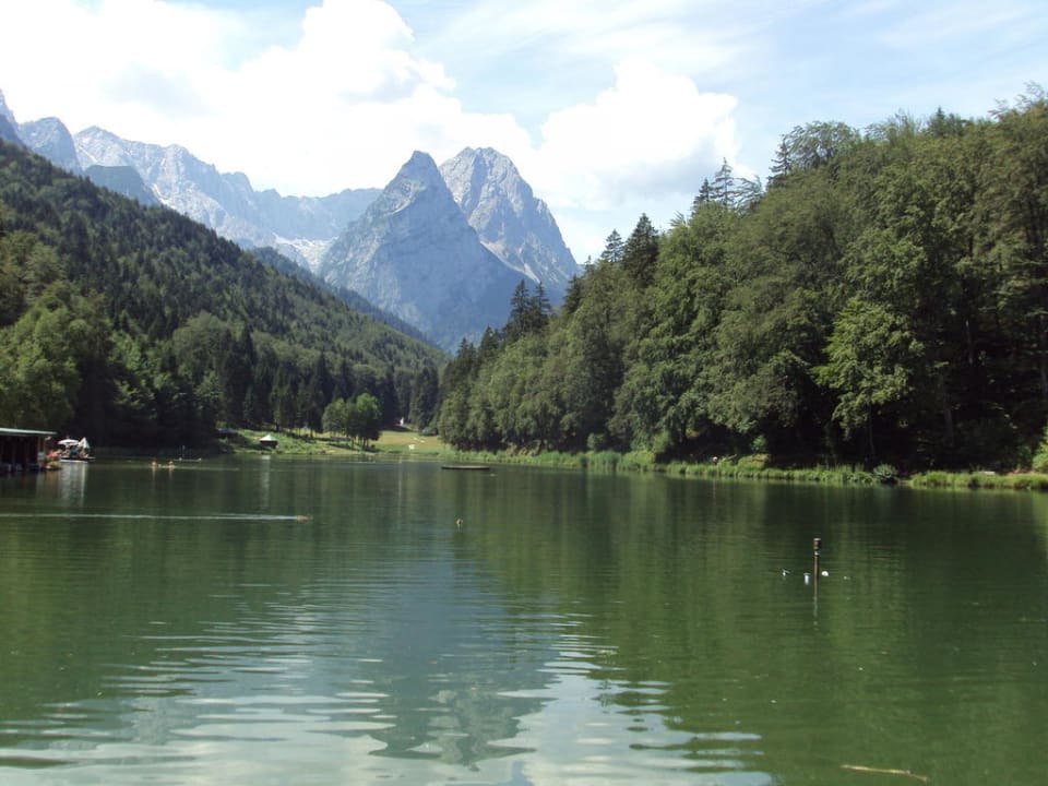Blick von Terrasse auf See und Zugspitze Riessersee Hotel