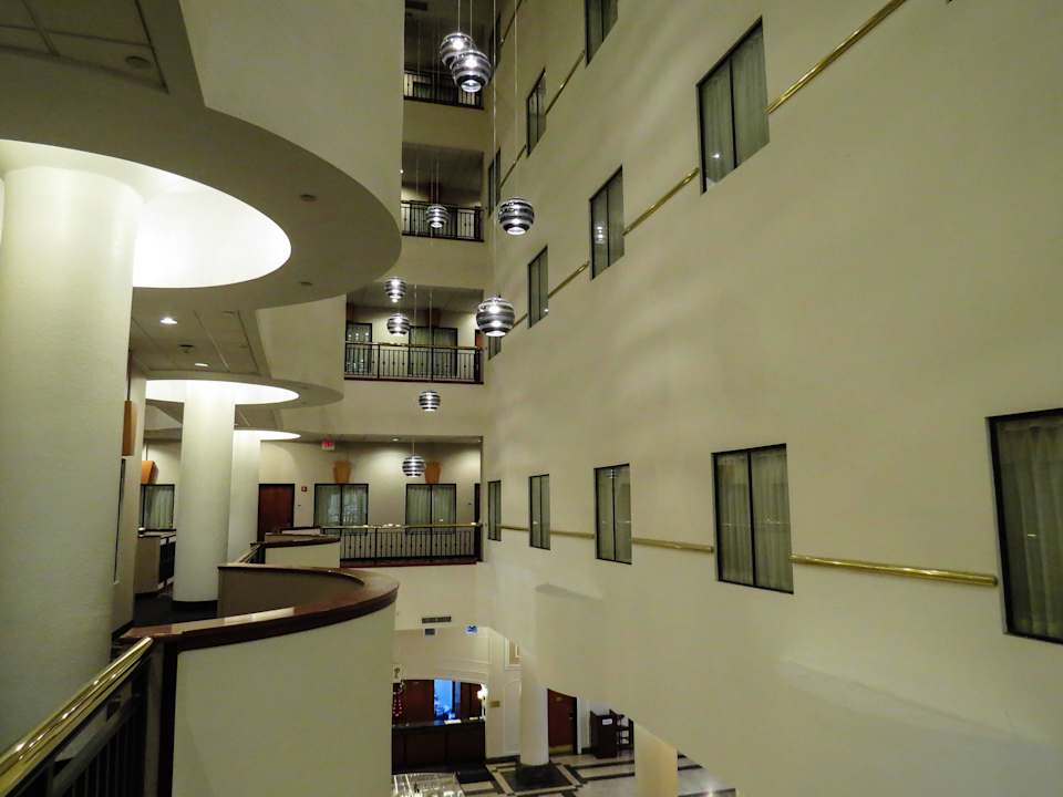 Das Atrium Wyndham Garden Baronne Plaza