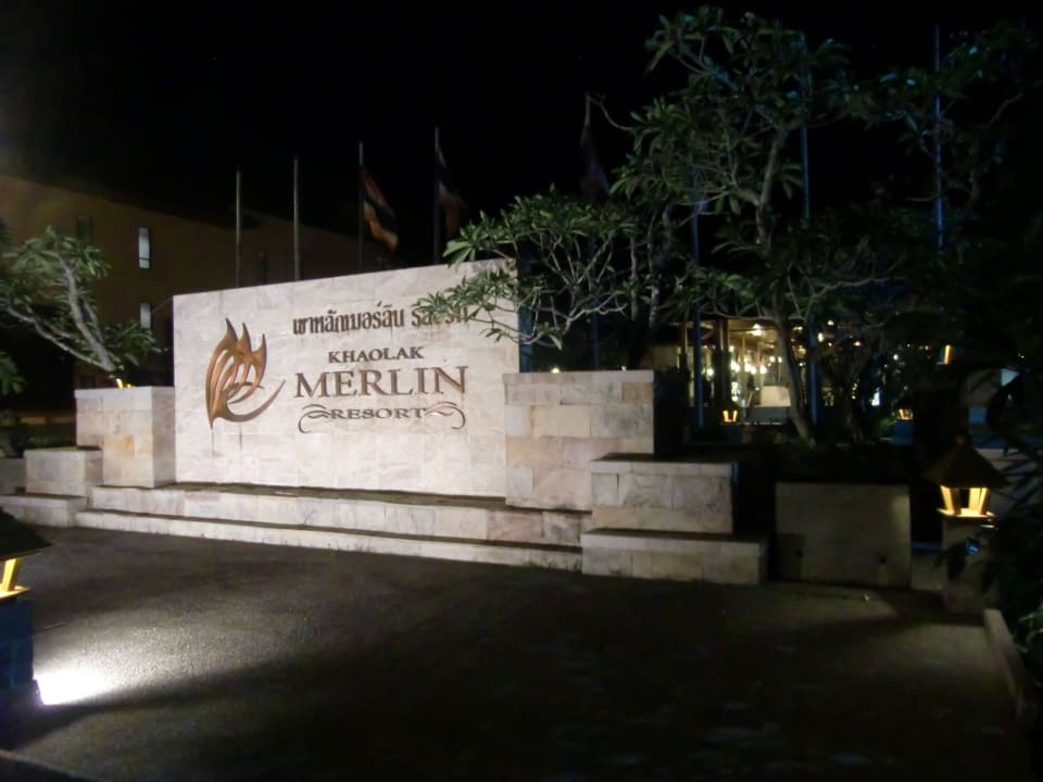Das "Hotelzufahrtstafel" Khao Lak Merlin Resort