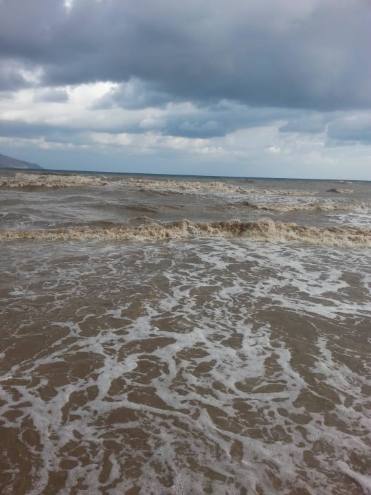 Das Meer kann auch ungemütlich sein, nach dem kräf Vantaris Luxury Beach Resort