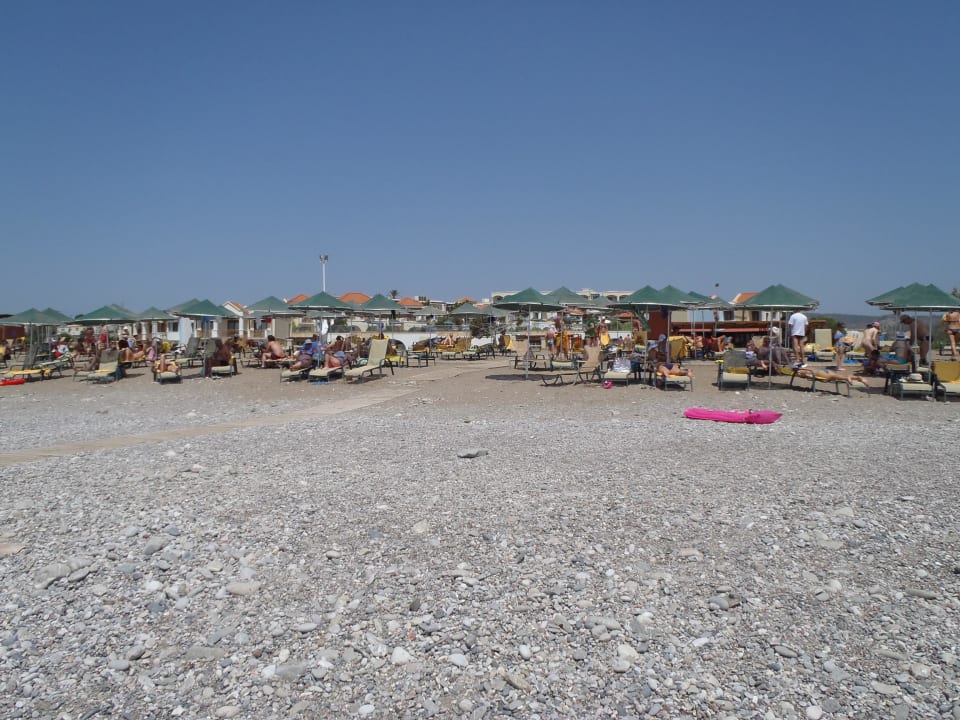 Pláž a placené hotelové slunečníky Lindos Imperial Resort & Spa