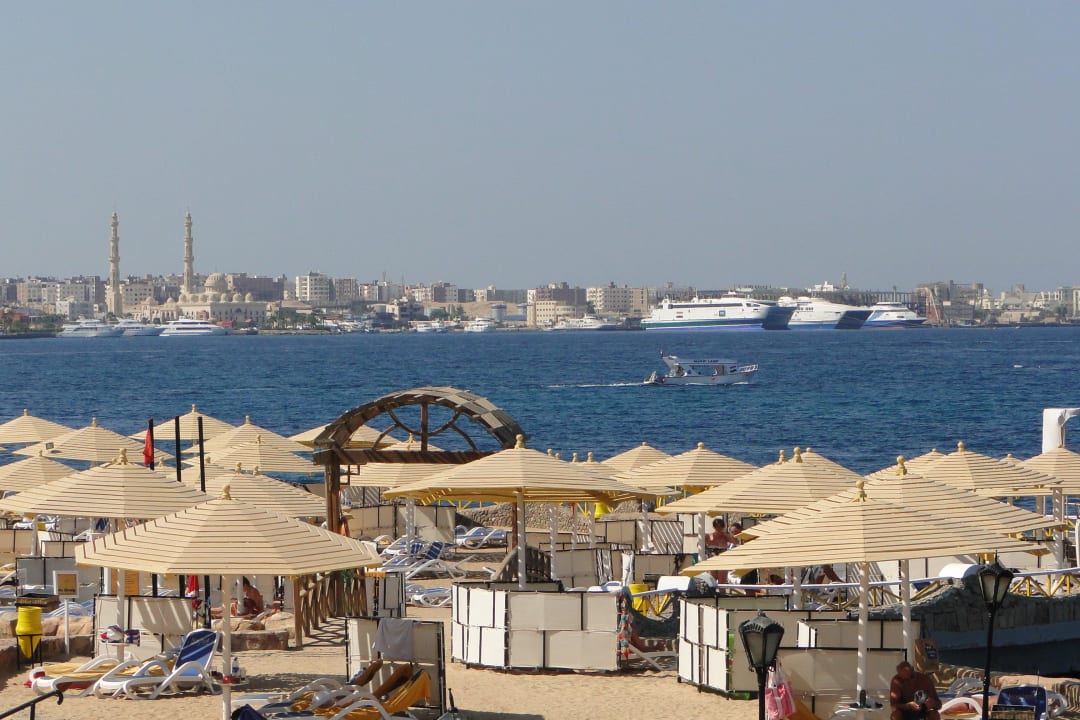 Der Strand, im Hintergrung Hurghada  SUNRISE Holidays Resort (Adults Only)