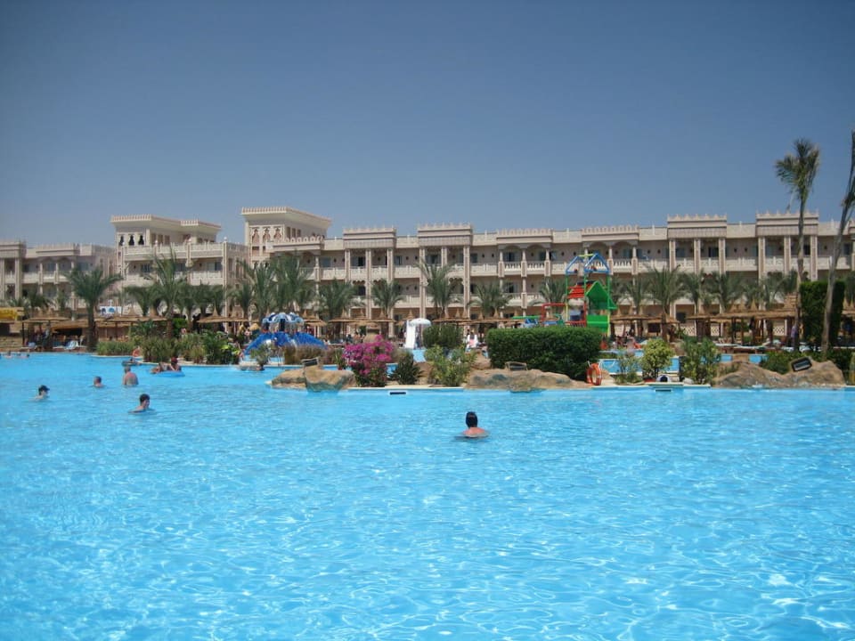 Ein wunderschöner Pool Pickalbatros Palace Resort