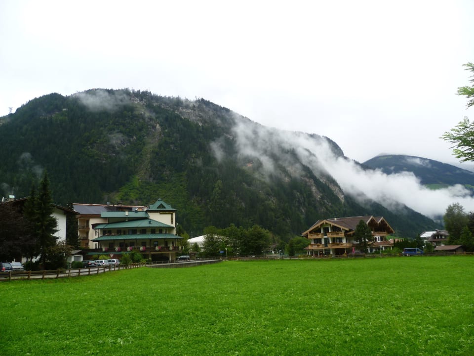 Vor dem Haus Hotel & Pension Strolz