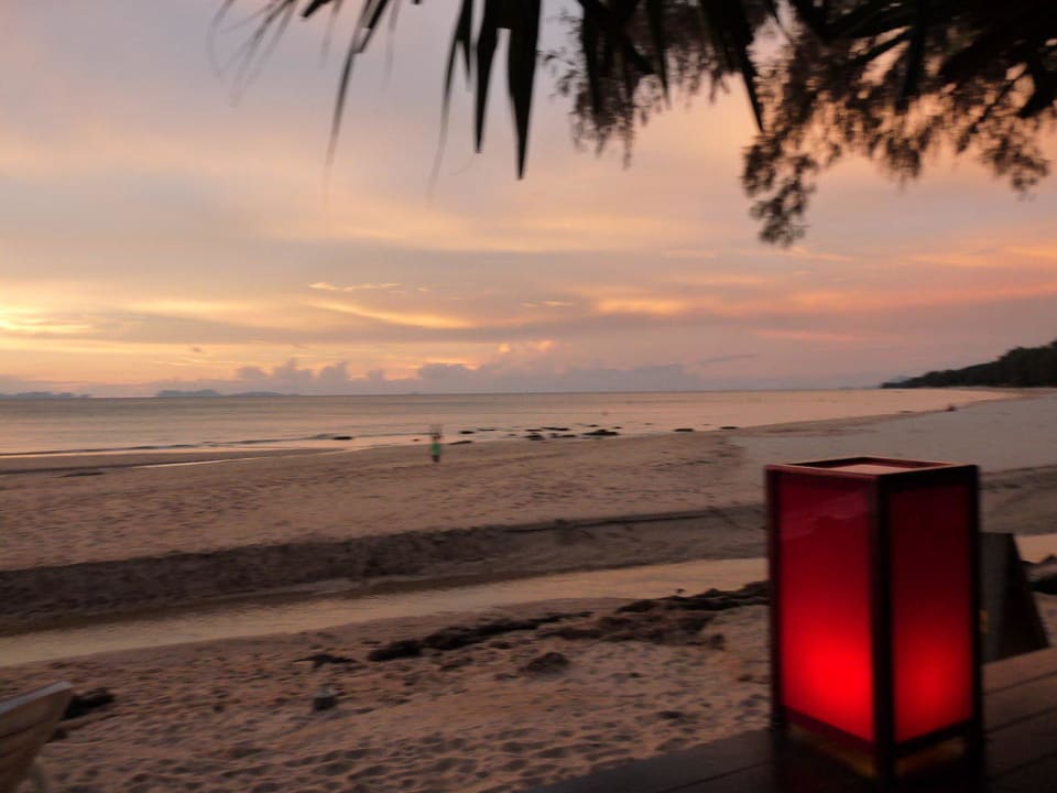 Beim Sonnenuntergang Hotel Lanta Castaway Resort