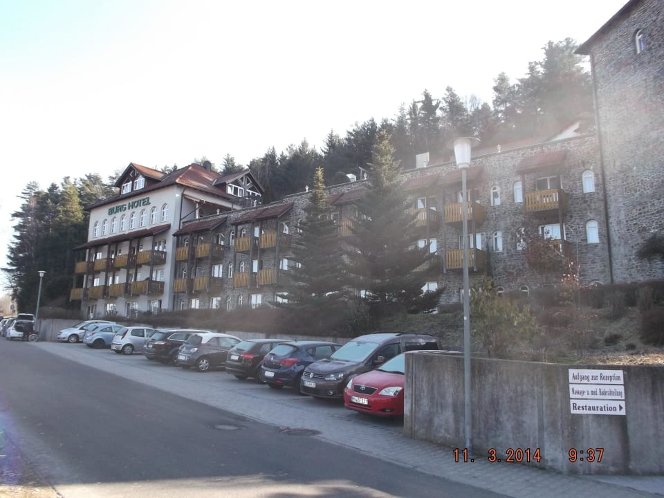 Blick vom Parkplatz Burghotel Am Hohen Bogen