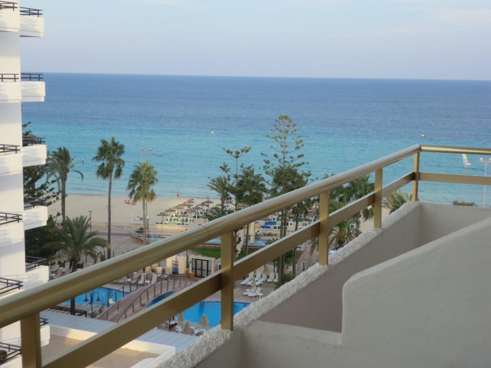 Blick zum Strand aus Zimmer 711 mit Nachbarbalkon Hotel Biniamar