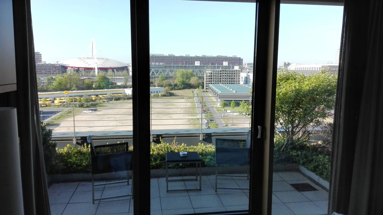 Blick aus dem Zimmer Richtung Terrasse Radisson Blu Hotel Köln