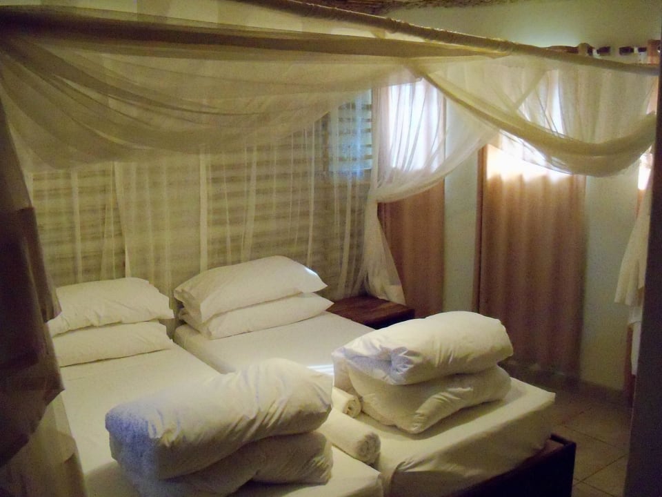 Doppelbett mit Moskitonetz Okaukuejo Camp