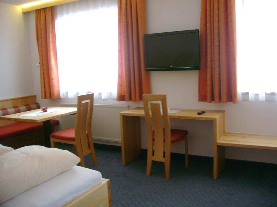 Zimmer 1 neu mit Erle-Möbeln Haus Sonneck