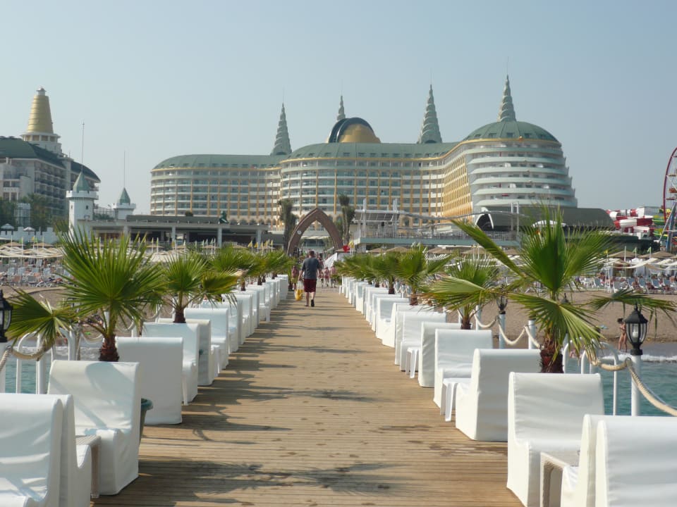 Du ponton de la plage vers l'hôtel Hotel Delphin Imperial