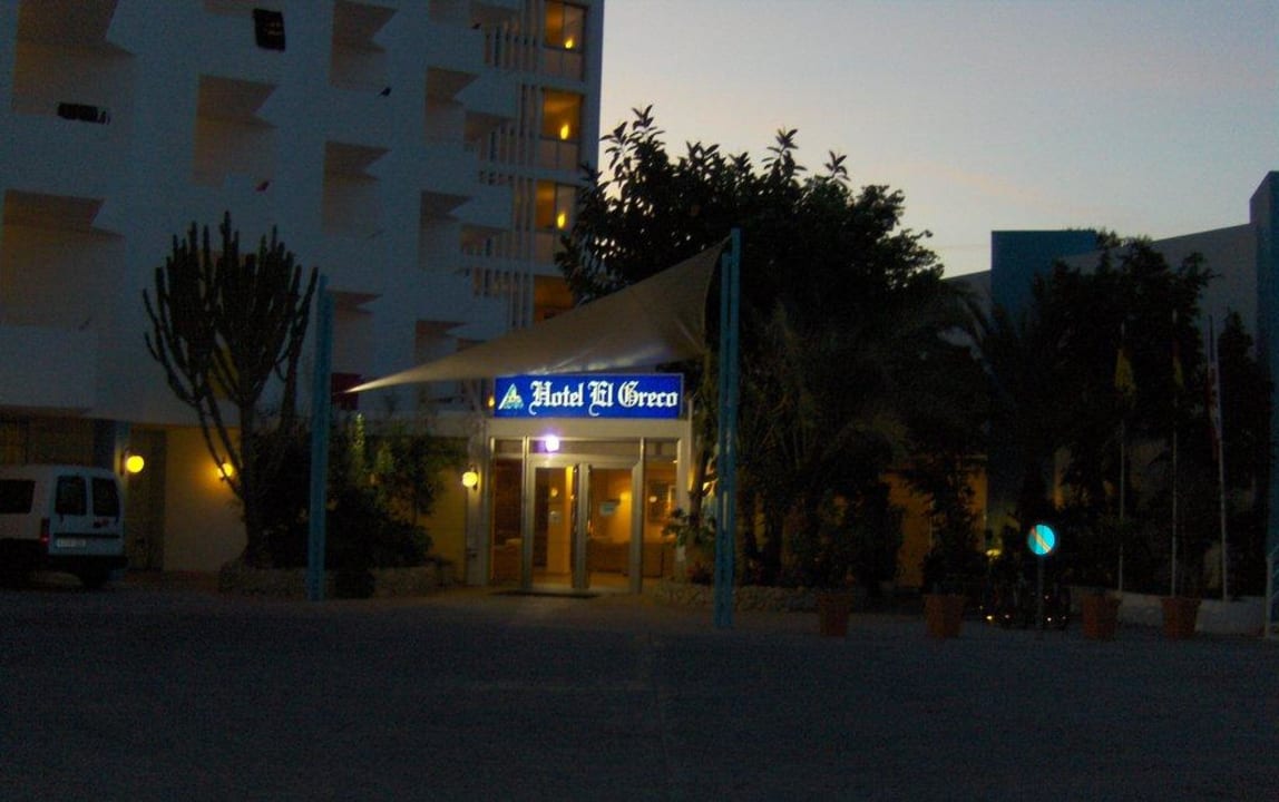 Eingang in der Nacht Sandos El Greco Beach Hotel 16+