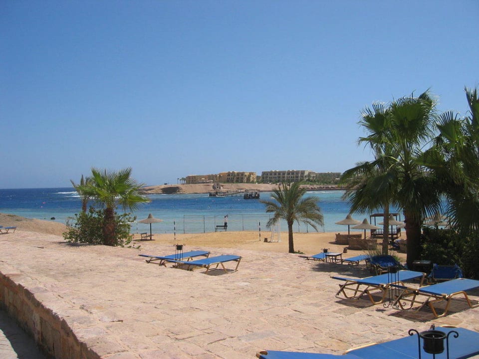Ausblick von Steinterrasse auf den Strand Steigenberger Coraya Beach - Adults only