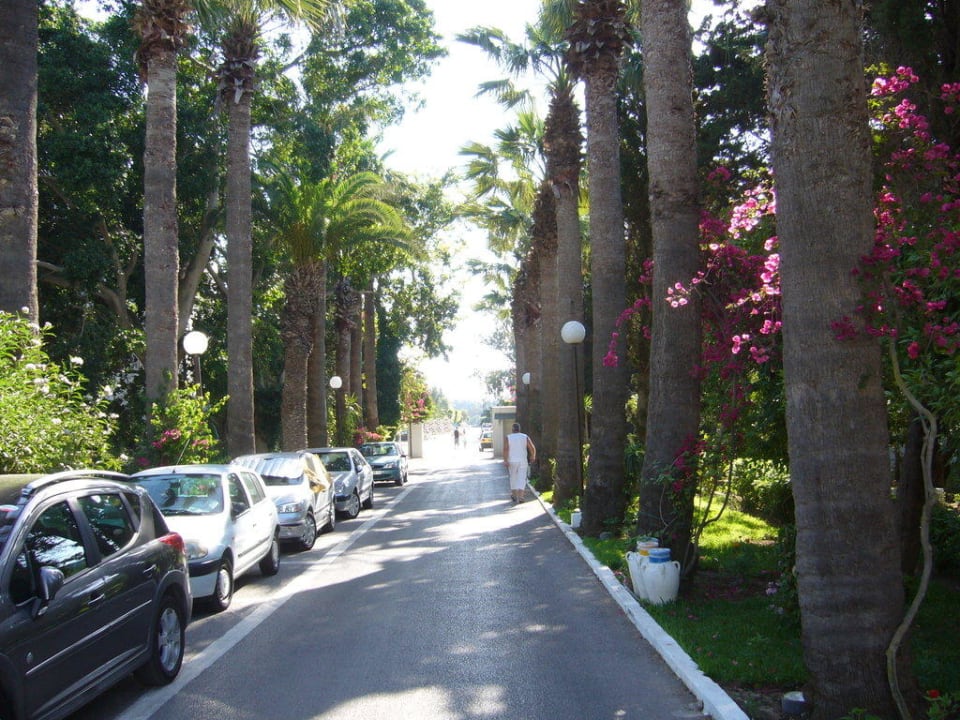 Zufahrt zum Hotel The Orangers Beach Resort and Bungalows