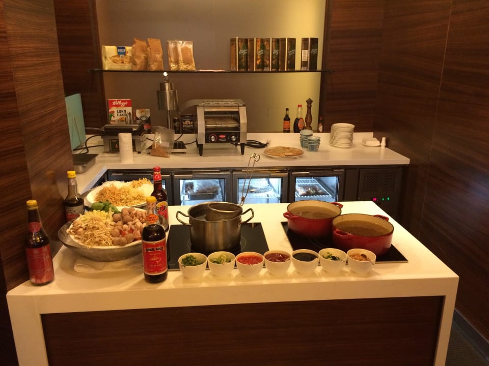 Büffet in der Club Lounge Hotel InterContinental Mid Plaza