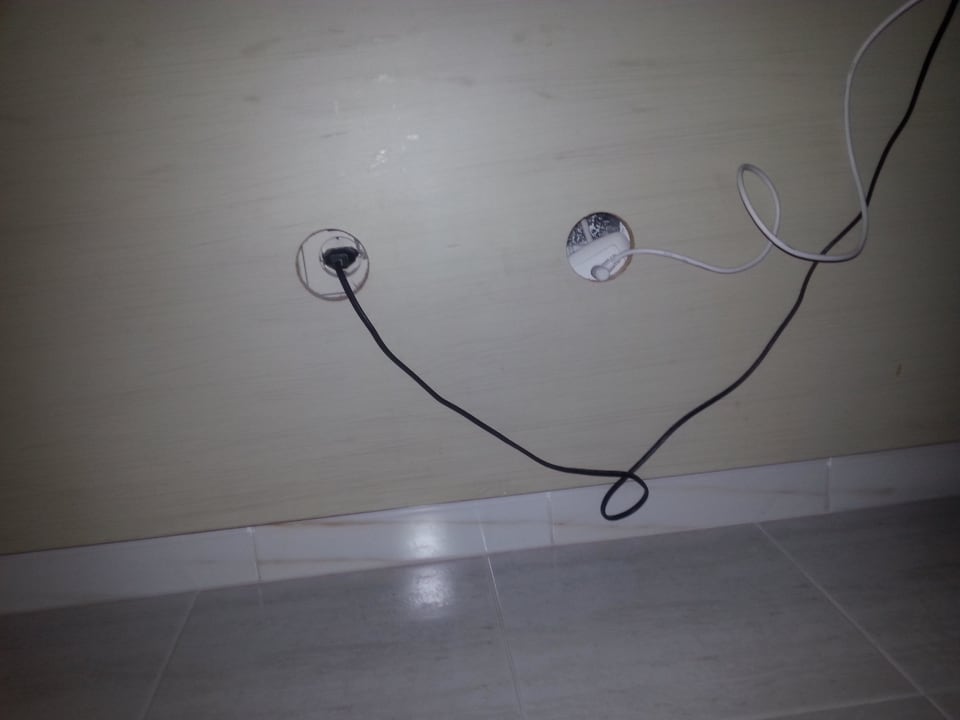 Lose Kabel, offene Anschlüsse SBH Hotel Taro Beach