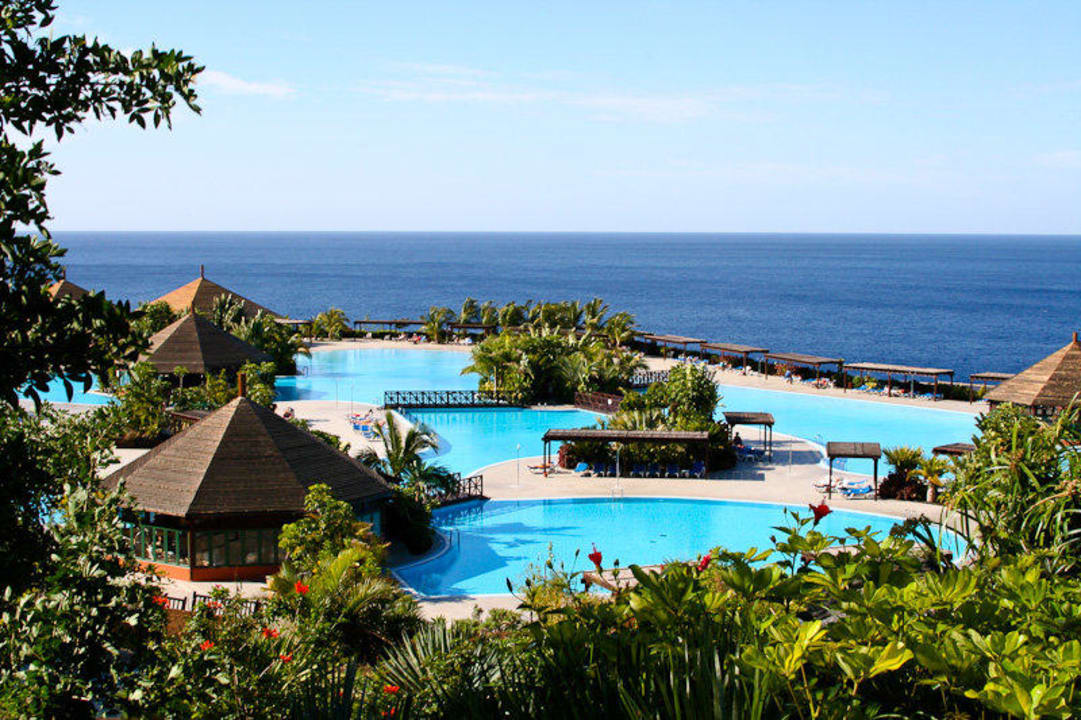 Poolanlage mit Meer im Hintergrund La Palma Princess