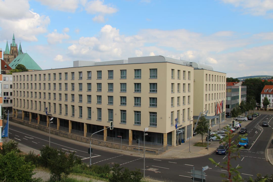 Hotel von außen, im Hintergrund der Dom Dorint Hotel am Dom Erfurt