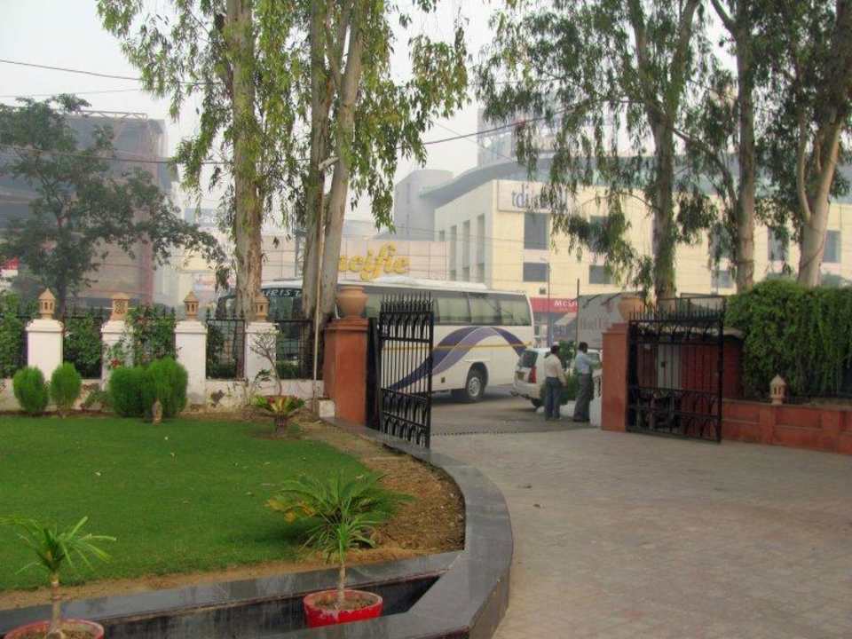 Garten vor den Eingang Hotel Utkarsh Vilas