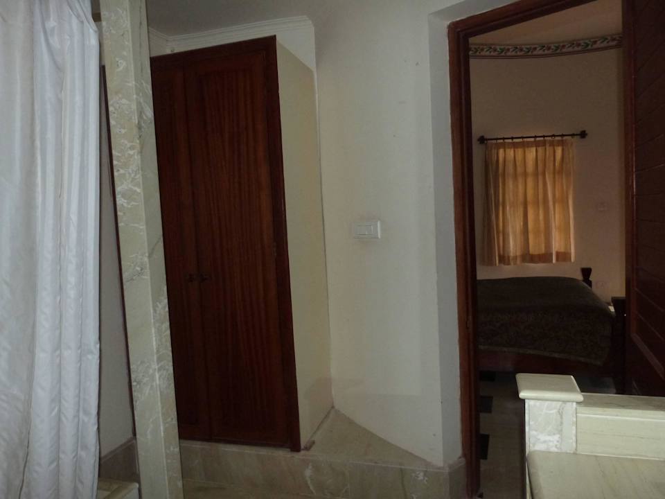 Kleiderschrank im Bad Hotel Desert N Dunes