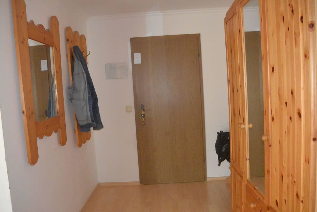 Eingngsbereich mit Holzschrank und Garderobe Hotel Bergland-Hof