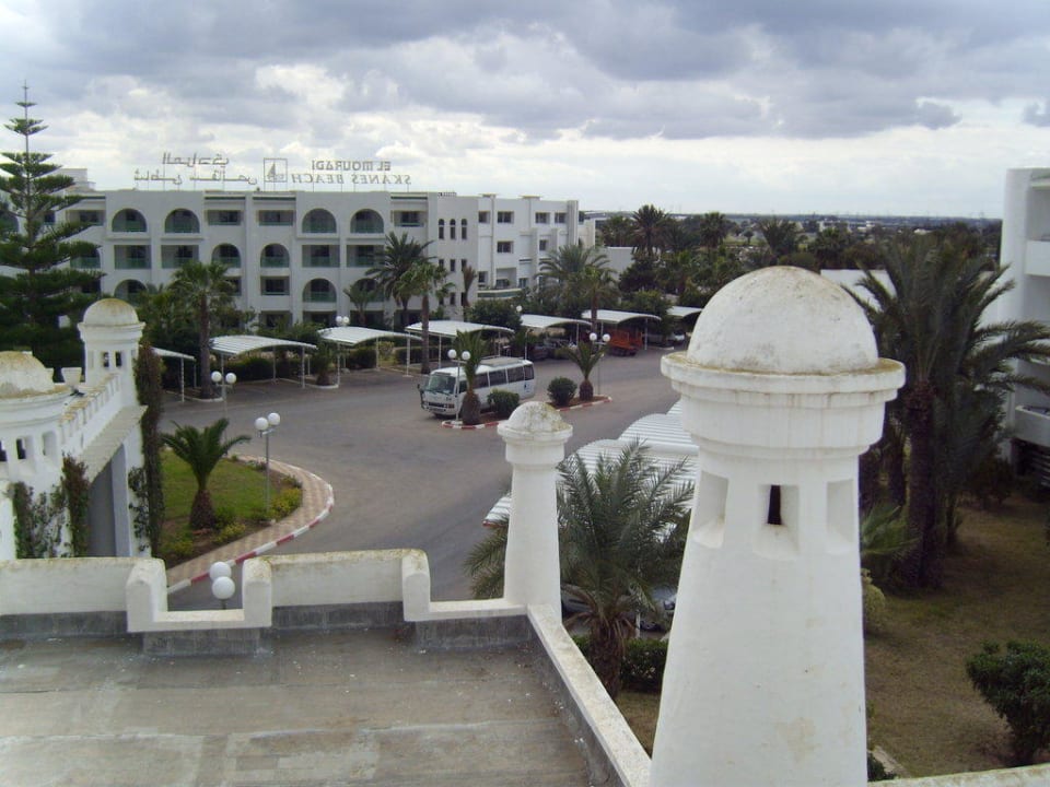 Blick vom Balkon auf den Eingangsbereich Hotel El Mouradi Skanes Beach