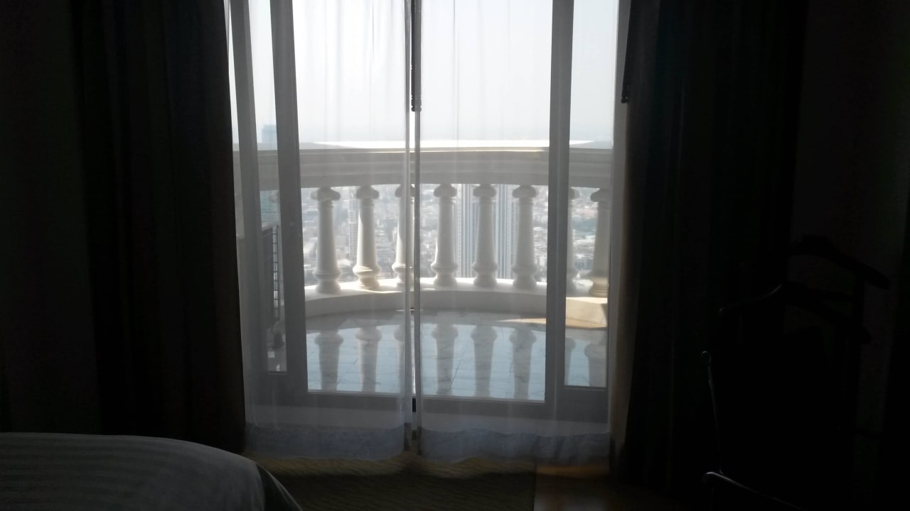 Blick vom Bett auf Balkon Hotel Lebua At State Tower