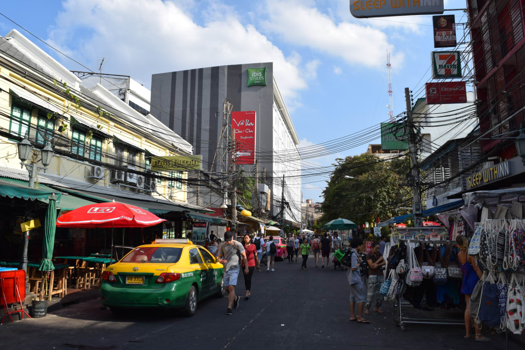 Blick von der Straße auf das Hotel ibis Styles Bangkok Khaosan Viengtai