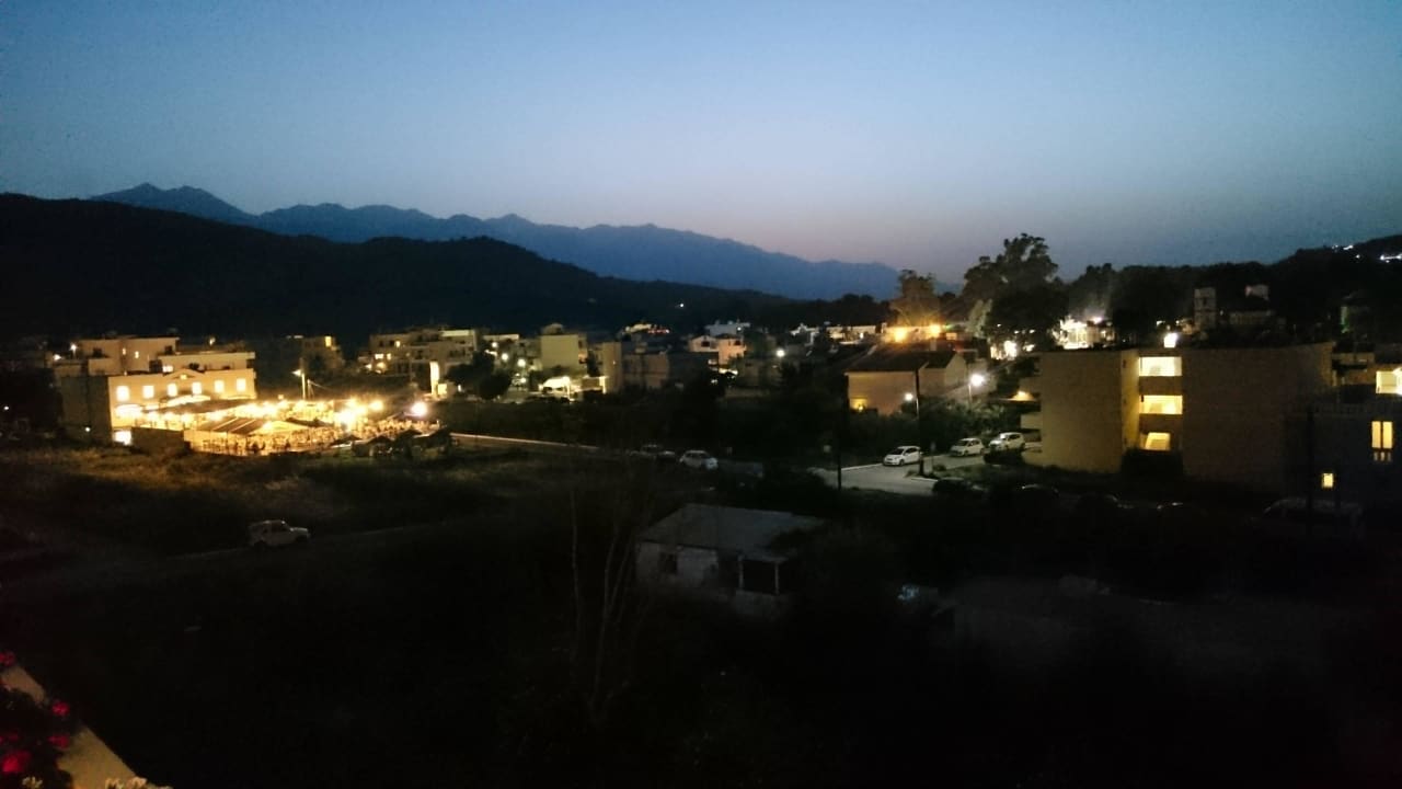 Abendlicher Ausblick von der Bar auf dem Dach Hotel Corissia Princess