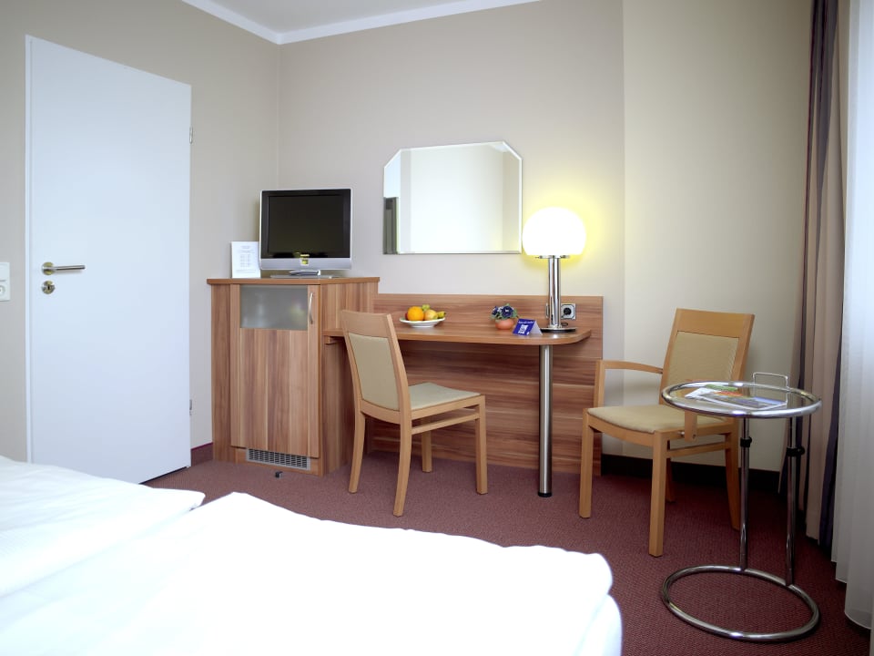 Zimmer Deluxe Tv und Schreibtisch Hotel Bavaria Oldenburg