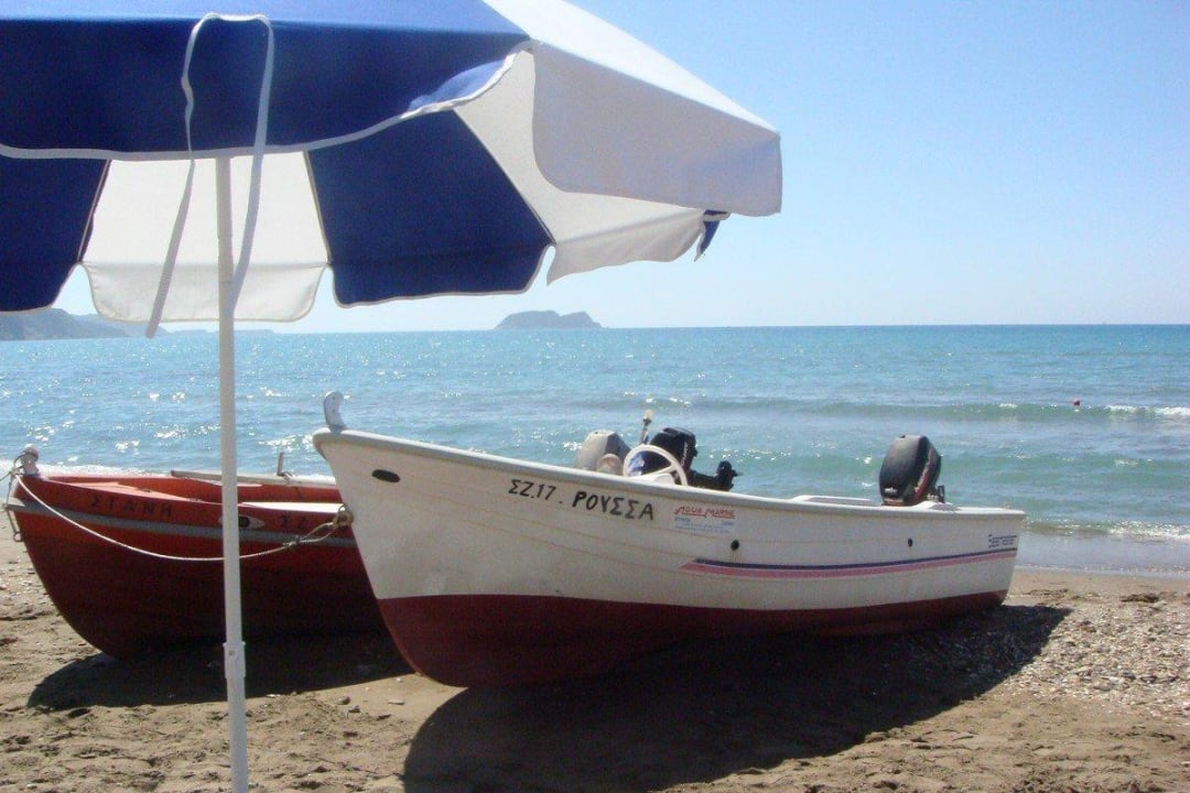 Łodzie na plaży Hotel Sirocco