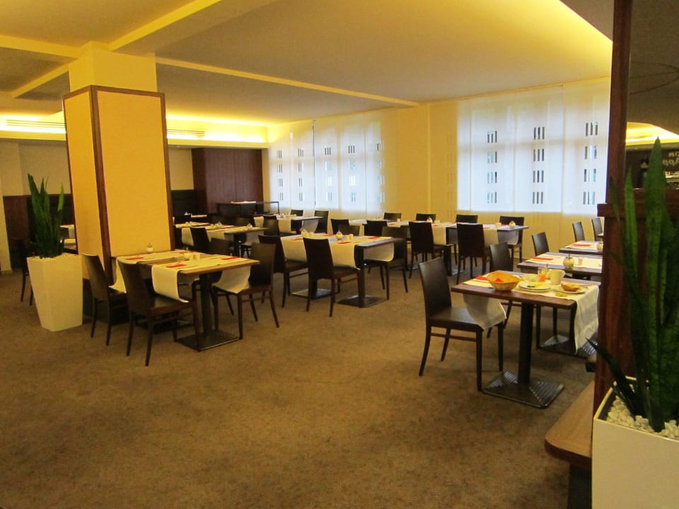 Frühstücksraum verschiednen Abschnitte Premier Inn Köln City Mediapark