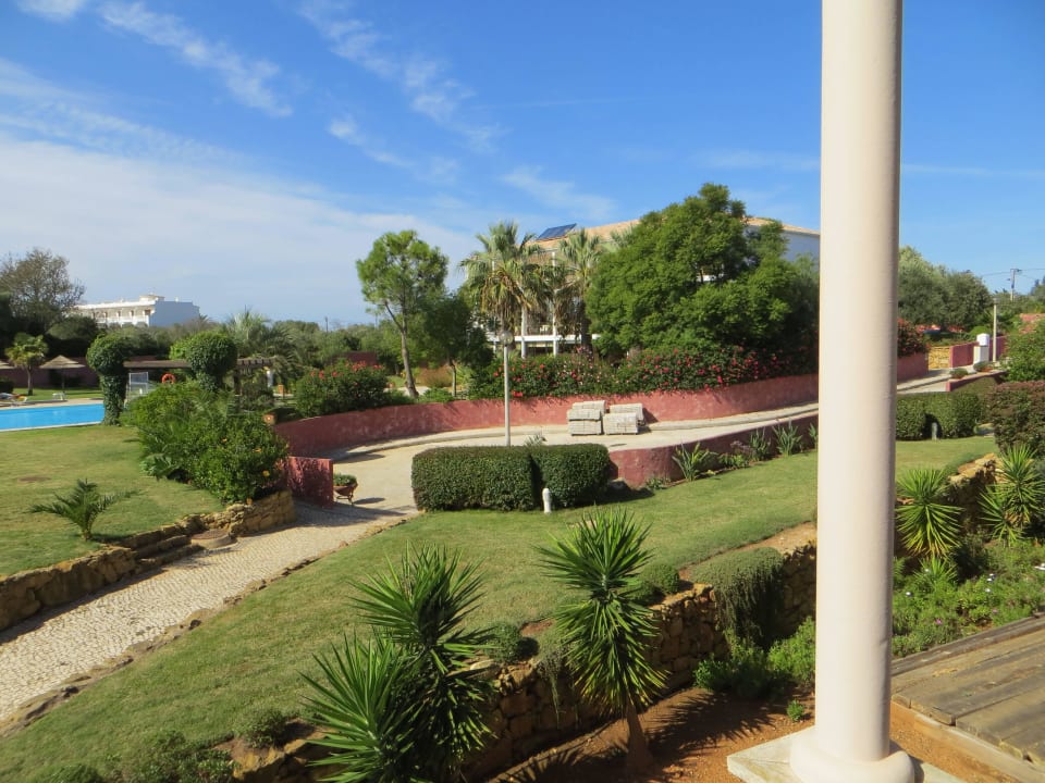 Blick vom Balkon im Hintergrund das Haupthaus Hotel Luzmar Villas