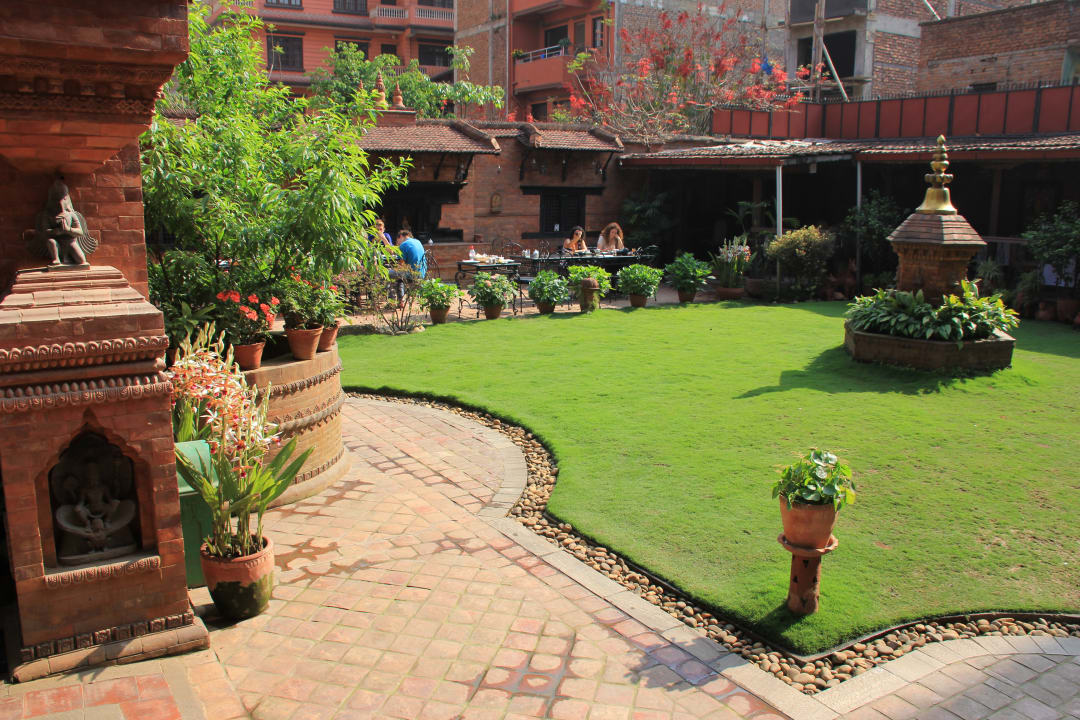 Frühstücksbereich im Garten Guesthouse International