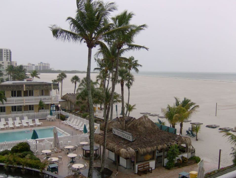 Bar und Pool von oben Hotel Outrigger Beach Resort