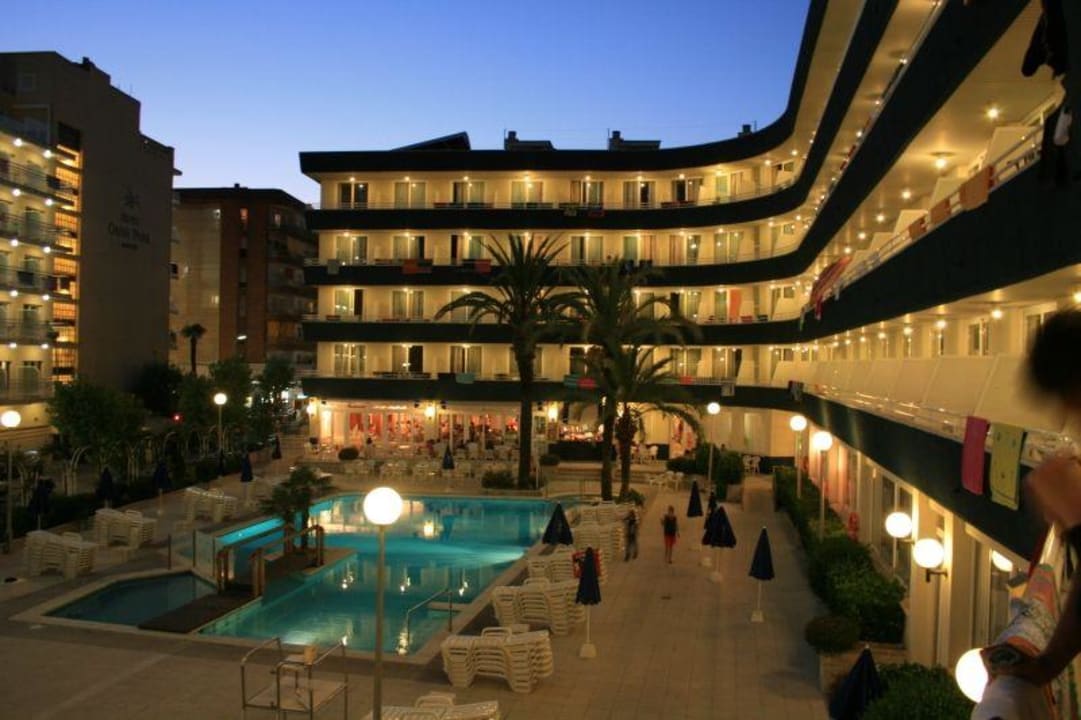 Pool bei Nacht Hotel GHT Aquarium & Spa