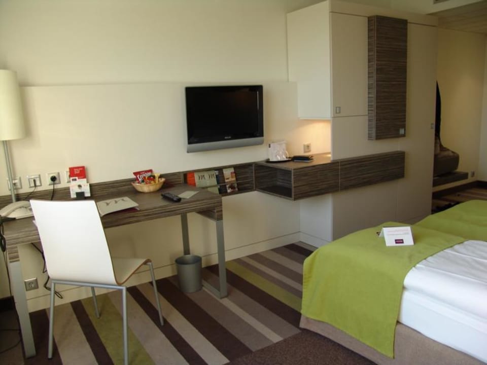 Schreibtisch und  TV Hotel Mercure Koblenz