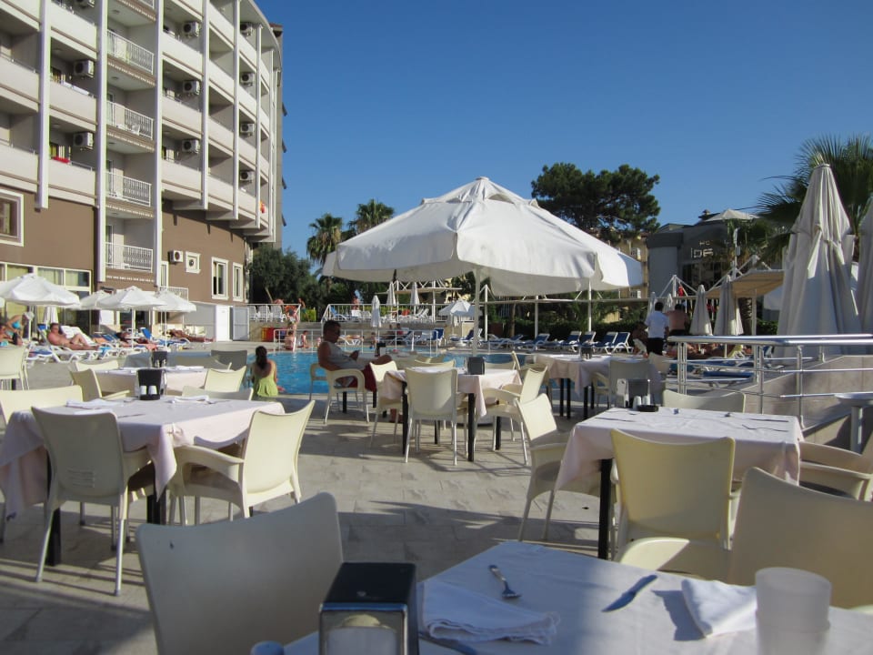Hinterm Hotel, Sitzgruppen am Pool Side Alegria Hotel & Spa - Adults only +16