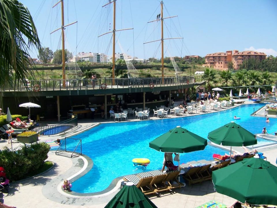 Pool mit Fischrestaurant im Hintergrund Can Garden Resort