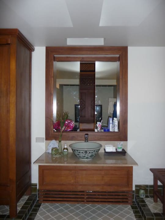 Bad mit aufschiebbarem Spiegel Blick ins Zimmer The Fair House Beach Resort