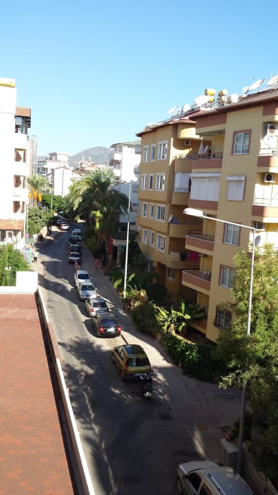 Vom Balkon die Aussicht zur Seitenstrasse  Hotel Aslan City Kleopatra