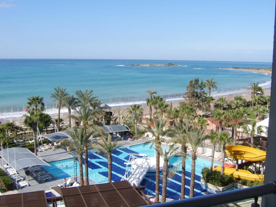 Pool, rechts vom Hotel Sealife Buket Resort & Beach